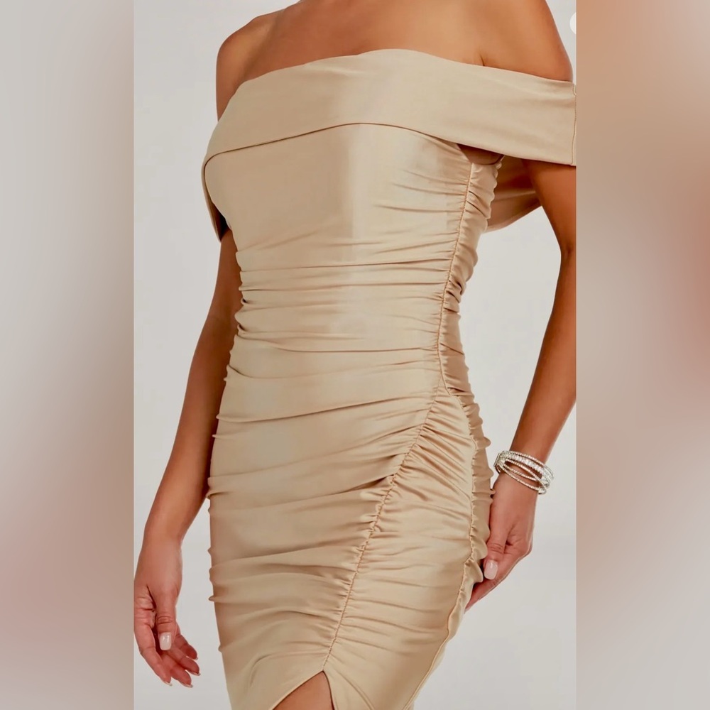 Elegant Off-Shoulder Mermaid Formal Gown XS - New with Tags - Picture 4 of 5